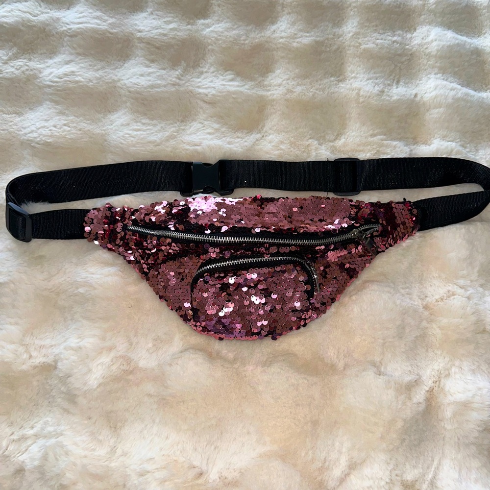 Adorable Sequence fannypack. Color: Blush with adjustable black strap. Worn once